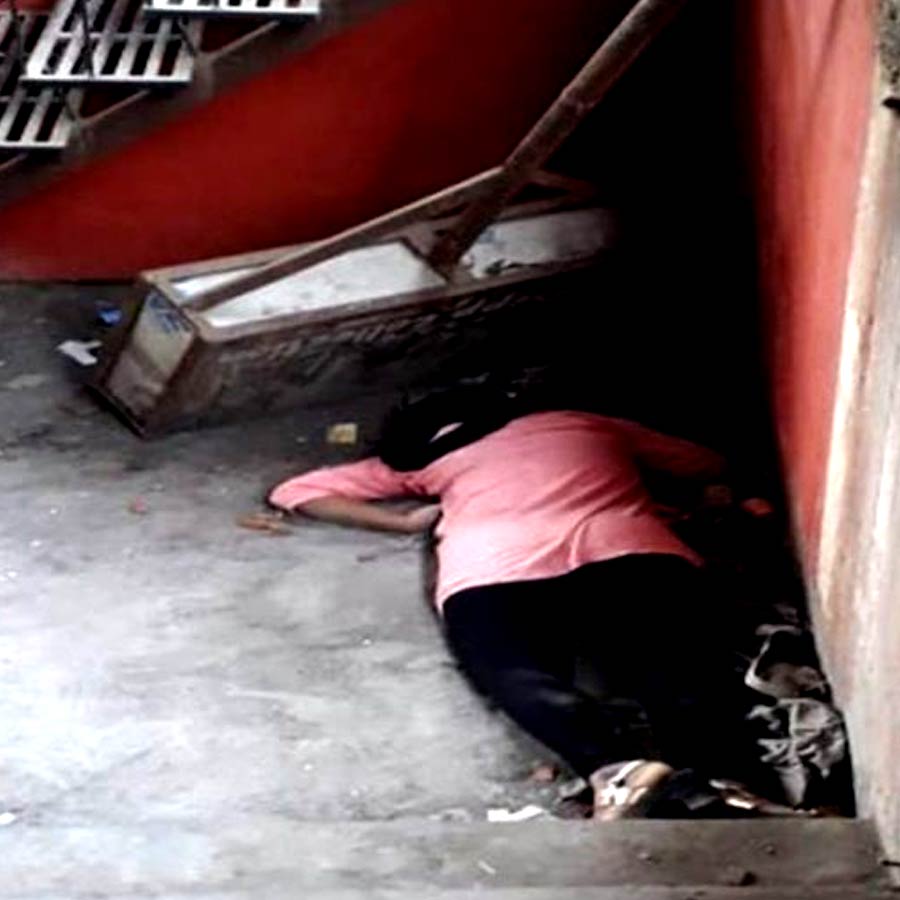 তরুণের মাথার কাছে দেখা যায় একপাটি কালো জুতো। পাইপ থেকে তরুণের মৃতদেহ উদ্ধার করার পর খুব সন্তর্পণে পরীক্ষা করা হয়। তবে দেহের কয়েক জায়গায় কাটার চিহ্ন ছাড়া অন্য কিছু পাওয়া যায়নি।