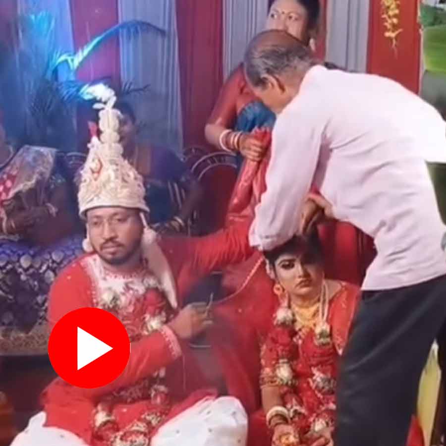 Video of bride getting angry at grandfather during sindoor daan on her own wedding ceremony dgtl
