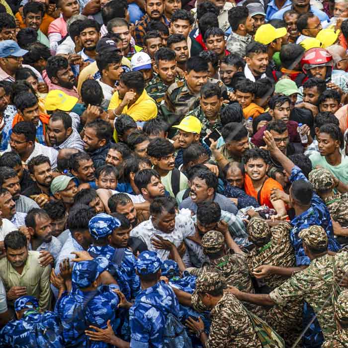 শুক্রবার পুরীর মন্দিরের সামনে ভিড় নিয়ন্ত্রণ করছেন রক্ষীরা। 