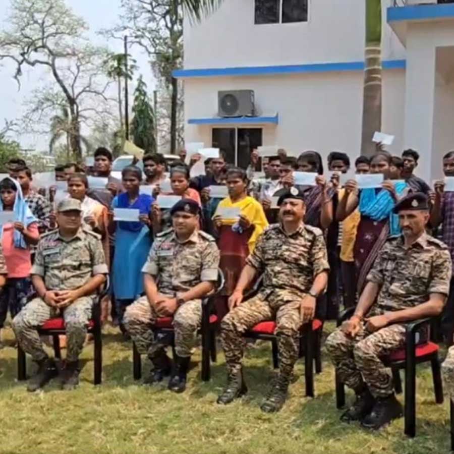 13 Maoists surrender before security forces in Bijapur district of Chhattisgarh dgtl