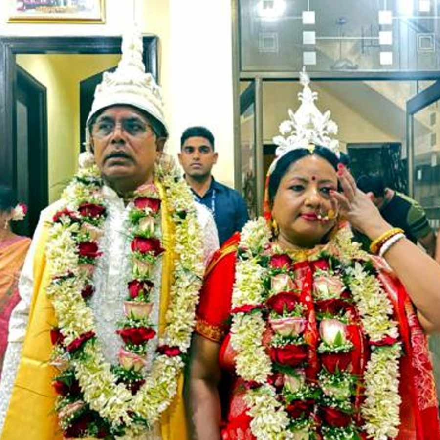 ৬০ পেরিয়ে বিয়ে করেন দিলীপ ঘোষ এবং রিঙ্কু মজুমদার।
