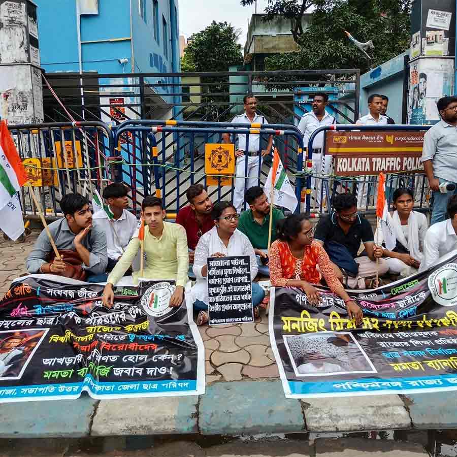 ক্ষিণ কলকাতা ল’ কলেজের সামনে ছাত্র পরিষদের ধর্না-বিক্ষোভ।