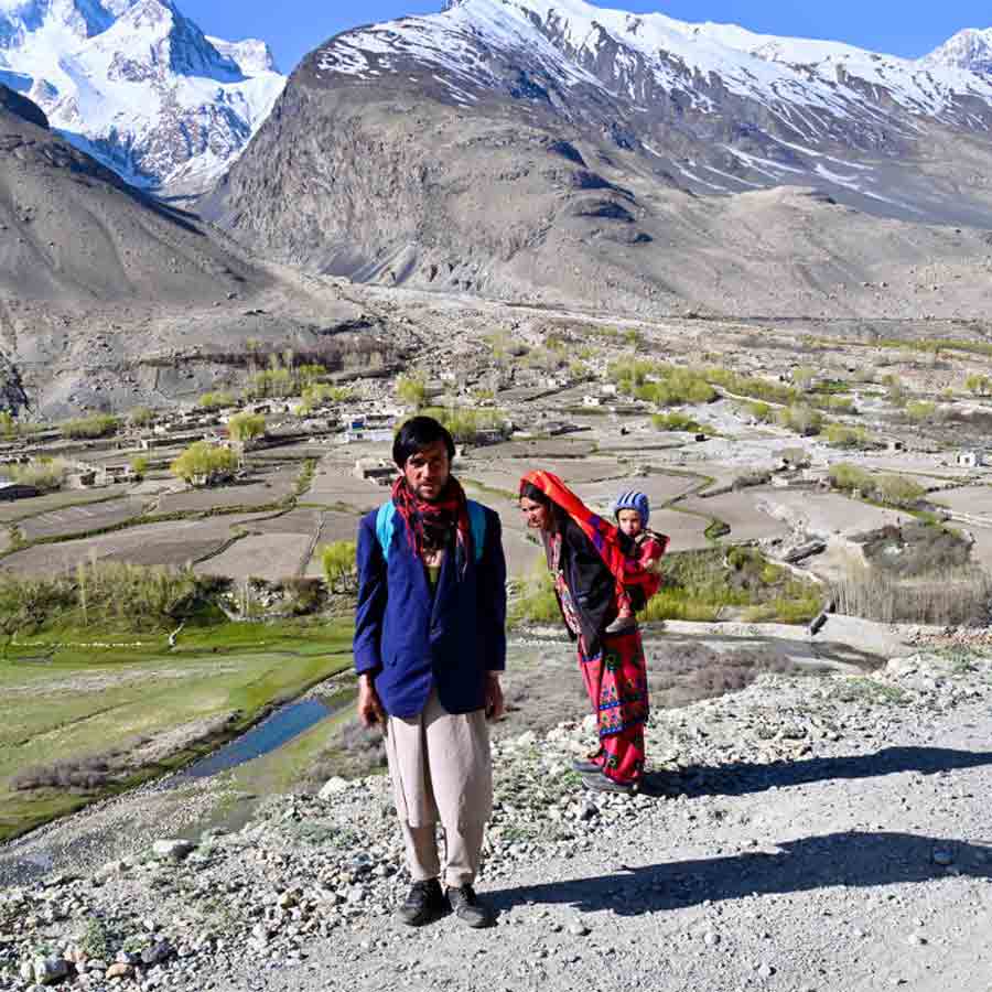 স্থানীয় ওয়াখি দম্পতি ও তাঁদের সন্তান।