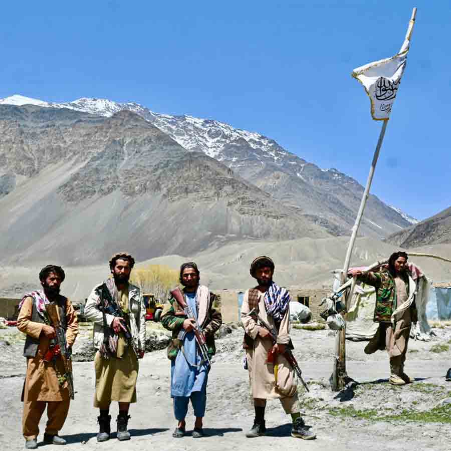 জীবনদৃশ্য: কালাশনিকভ কাঁধে সীমান্তরক্ষীরা।