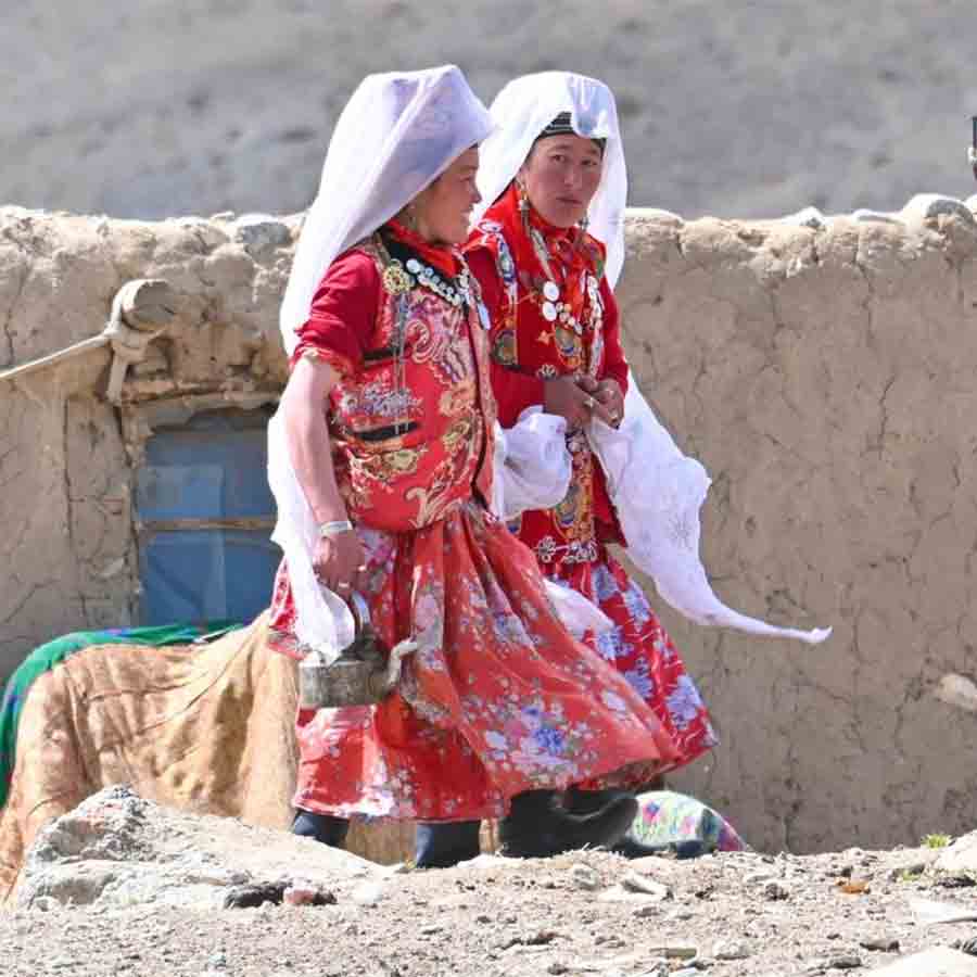 উপরে ডান দিকে, কিরঘিজ় সম্প্রদায়ের বিবাহিতা মহিলারা। (ছবি: লেখক)