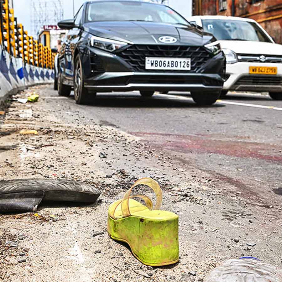 2 people died in a road accident at Maa Flyover