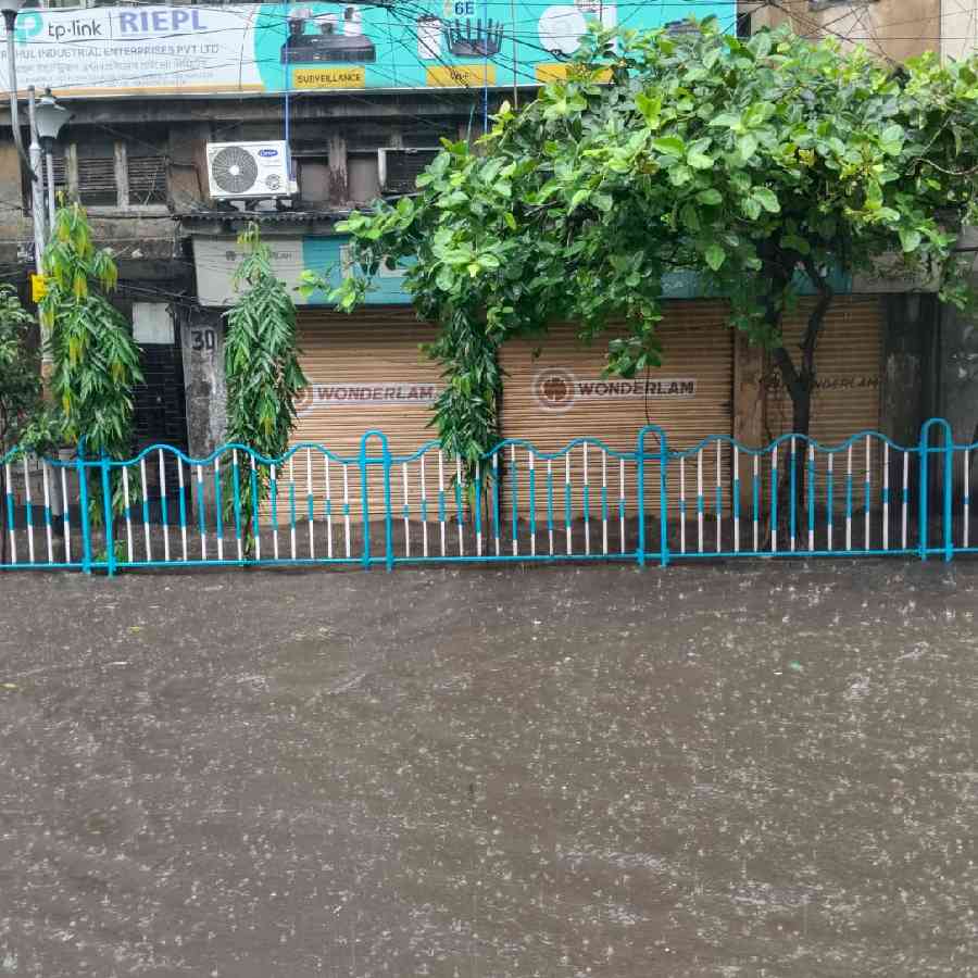 সোমবার সকালে সেন্ট্রাল অ্যাভিনিউ জলমগ্ন।