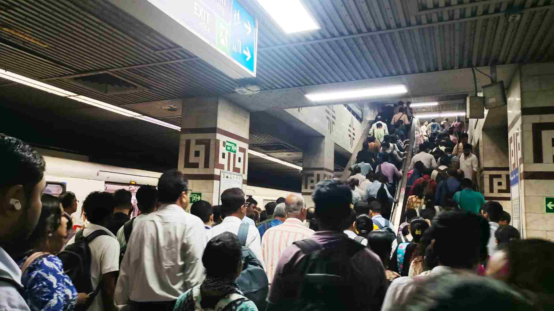 ময়দান স্টেশনে ভিড় যাত্রীদের। সোমবার সকালে। 