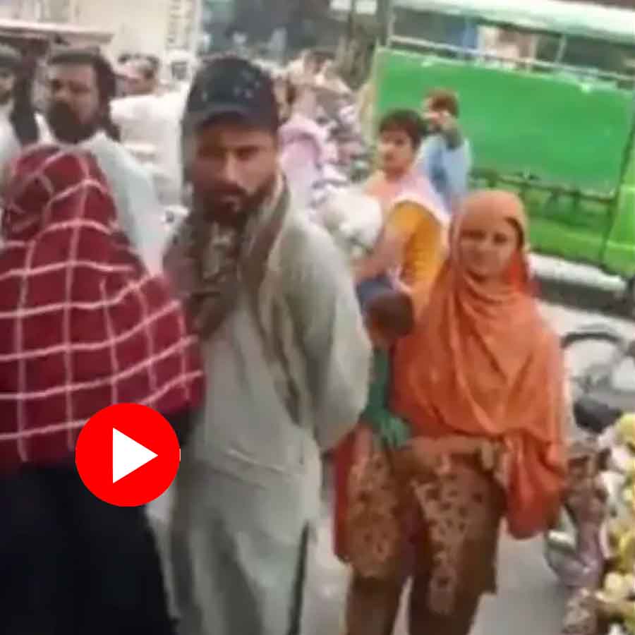 Video claims Pakistani man caught wife red handed with lover in the road