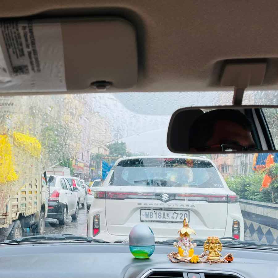 কলকাতার রাস্তায় যানজটের দৃশ্য।