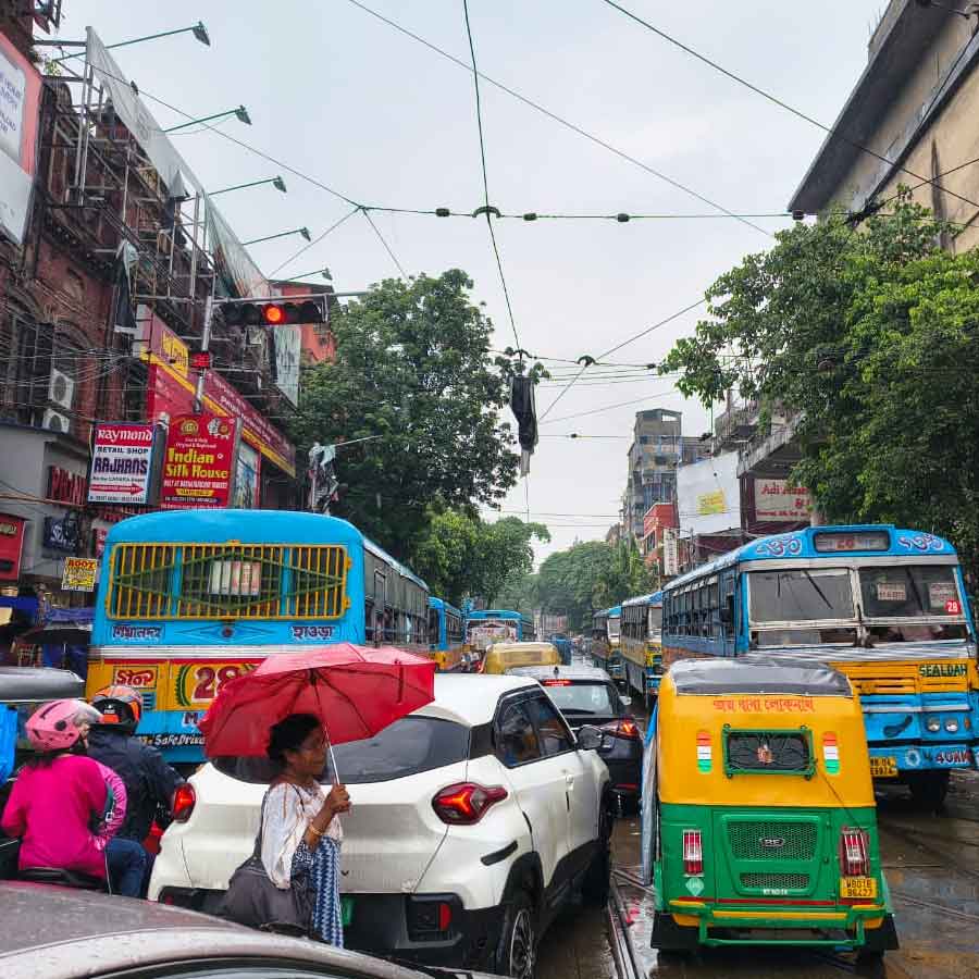 সোমবার দুপুরে এমজি রোডের ছবি।