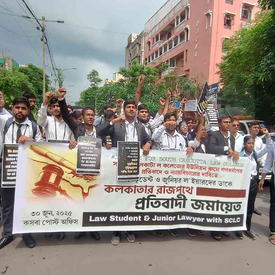 কসবার রাস্তায় আইনের ছাত্রছাত্রী ও প্রাক্তনীদের মিছিল।