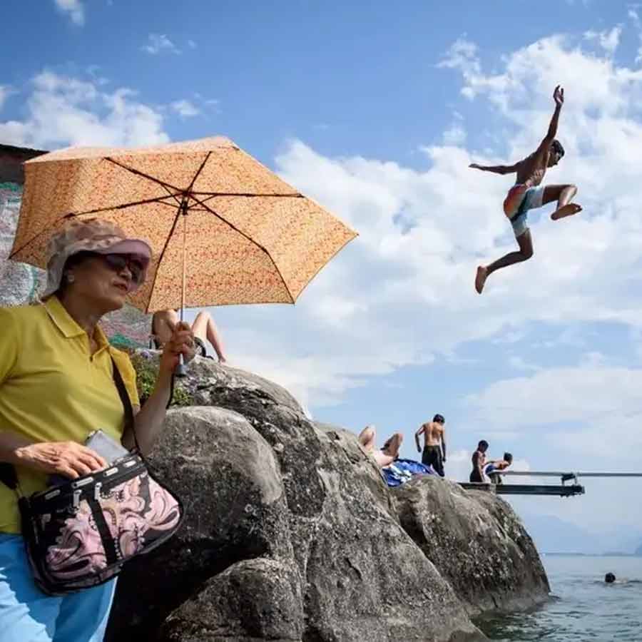 গরম থেকে বাঁচতে জলে ঝাঁপ। সুইৎজ়ারল্যান্ডে।