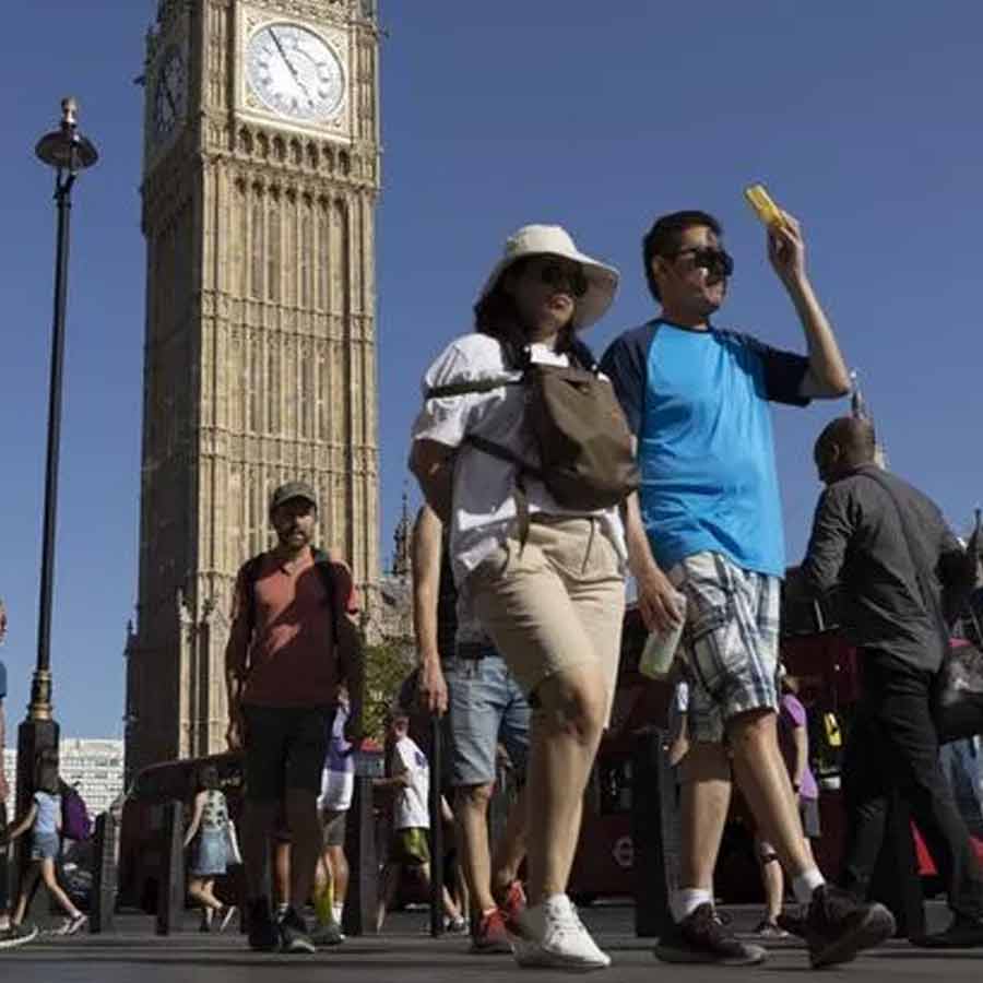 গরমে হাঁসফাঁস অবস্থা ব্রিটেনবাসীরও। 