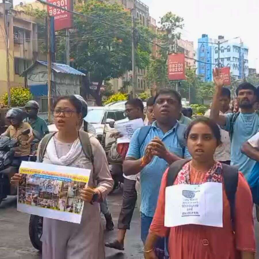 'Untainted' teachers again in the second round of rally march to DI office.