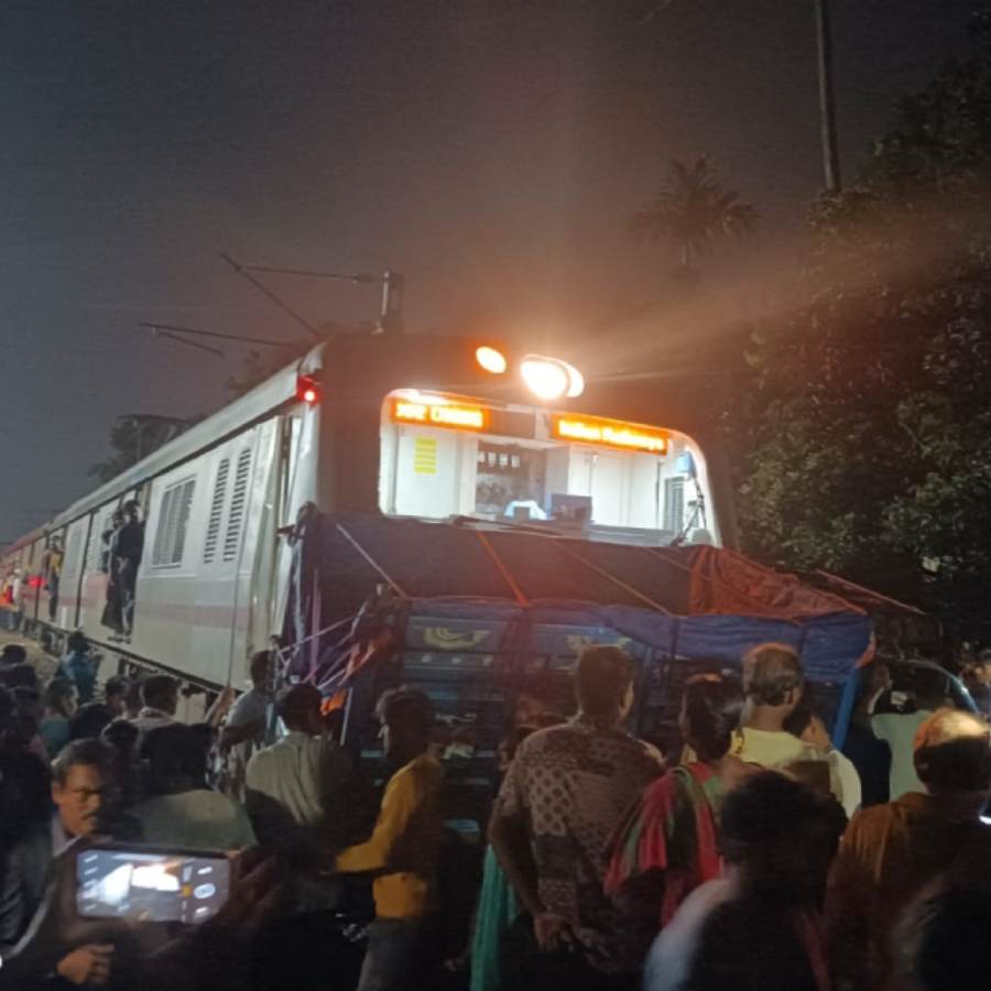 Train services suspended on Sealdah-Canning section during rush hour dgtld