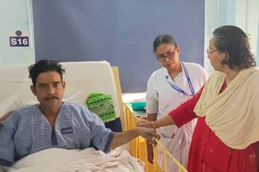 ভেন্টিলেশনে চলে যাওয়া হাওড়ার মূক ও বধির ব্যক্তিকে সুস্থ করে তুললেন চিকিৎসকেরা।