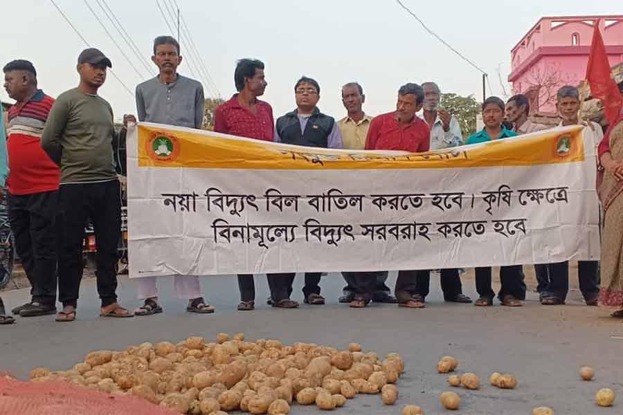 রাস্তায় আলু ফেলে অবরোধে সংযুক্ত কিসান মোর্চা।