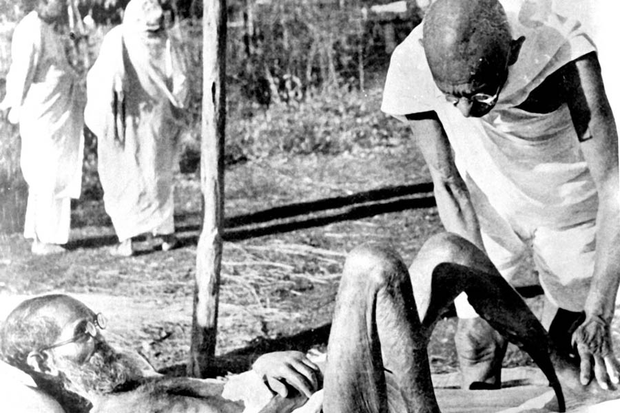 শুশ্রূষা: সেবাগ্রামে এক কুষ্ঠ আক্রান্ত রোগীকে দেখছেন মহাত্মা গান্ধী। ১৯৪০।
