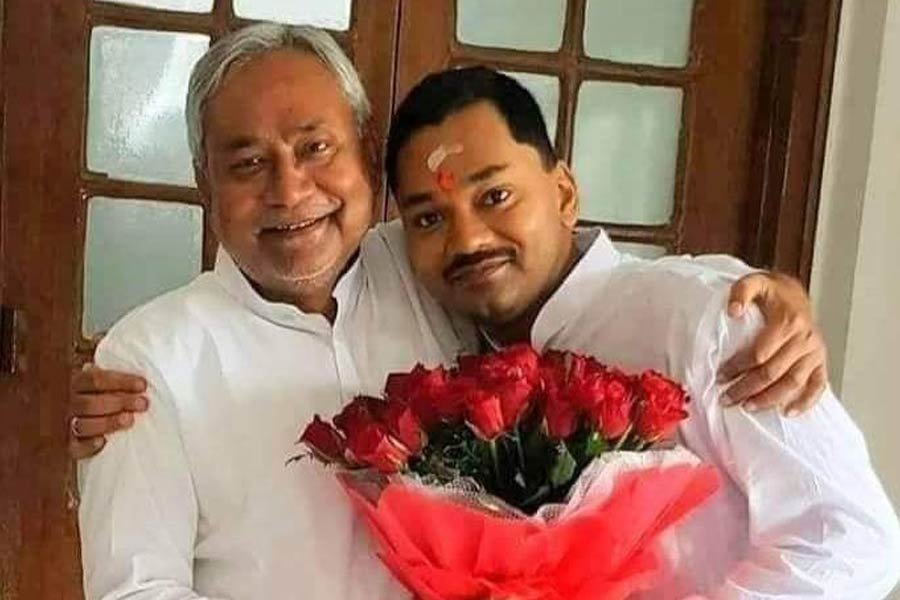 নীতীশ কুমারের সঙ্গে পুত্র নিশান্ত (ডান দিকে)।