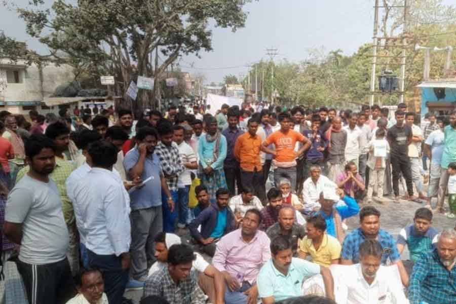 Protest in Ratua demanding a bridge over the Mahananda river
