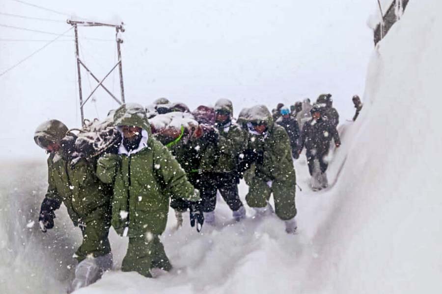 Indian Army rescues more workers forom Avalanche site at Mana near Badrinath of Uttarakhand dgtl