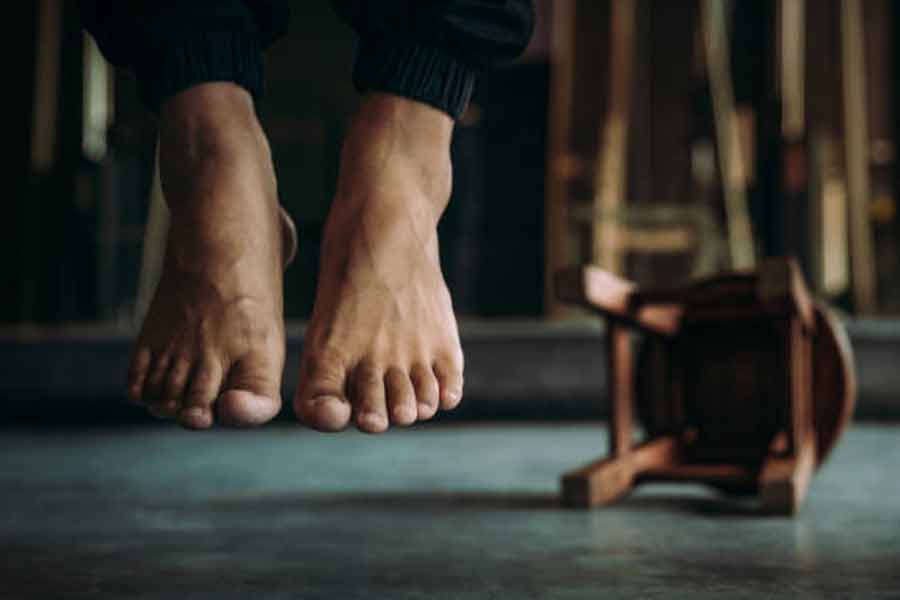 কন্যার সঙ্গে গলায় দড়ি বাবার।