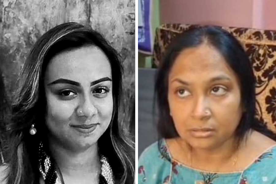 (বাঁ দিকে) সুতন্দ্রা চট্টোপাধ্যায়। তাঁর মা তনুশ্রী চট্টোপাধ্যায় (ডান দিকে)। —ফাইল চিত্র।