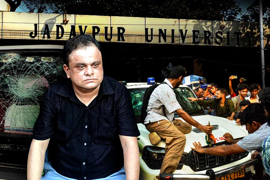 যাদবপুর বিশ্ববিদ্যালয়ে শিক্ষামন্ত্রী ব্রাত্য বসুর গাড়ি ভাঙচুরের অভিযোগ।