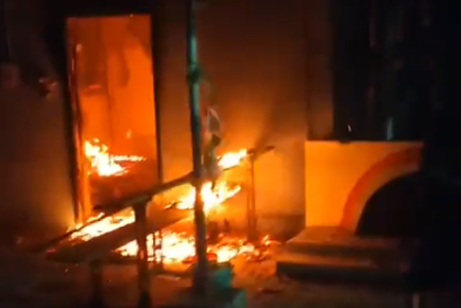 যাদবপুর বিশ্ববিদ্যালয়ের ভিতর আগুন।