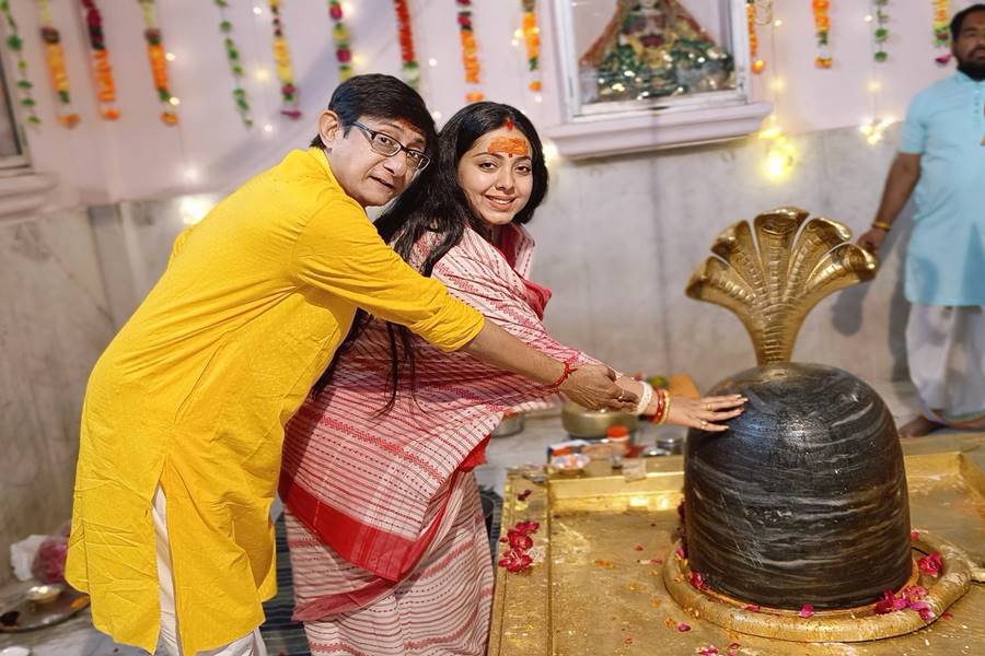 মহাকাল মন্দিরে ঈশ্বরের আশীর্বাদ নিলেন কাঞ্চন-শ্রীময়ী।