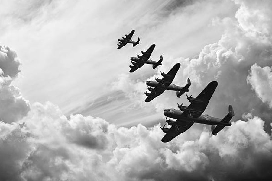 দ্বিতীয় বিশ্বযুদ্ধের সমাপ্তির ৮০ বছর পার। গত আট দশকে অনেকটাই বদলে গিয়েছে বিশ্বের মানচিত্র। পুরনো সাম্রাজ্য ভেঙে গিয়ে জন্ম হয়েছে একগুচ্ছ নতুন রাষ্ট্রের। কেউ কেউ আবার ঔপনিবেশিকতার জাল কেটে পেয়েছে স্বাধীনতা। পাশাপাশি, এখনও কিছু দেশ বিস্তারবাদী নীতিকে আঁকড়ে আছে। তাদের আক্রমণে ক্রমাগত বদলাচ্ছে দুনিয়ার বিভিন্ন প্রান্তের ভূ-রাজনৈতিক মানচিত্র।