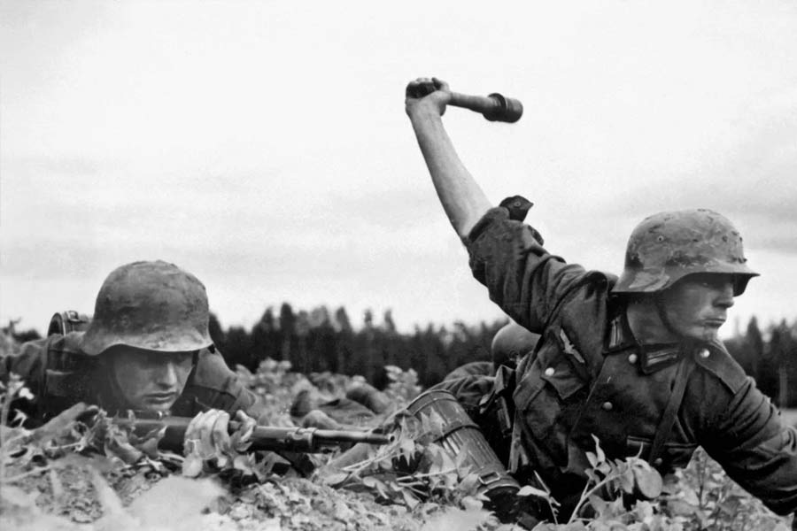 বিশ্বযুদ্ধে পরাজিত হওয়ায় রাতারাতি ভেঙে টুকরো টুকরো হয়ে যায় জার্মান সাম্রাজ্য। শুধু তা-ই নয়, লড়াই পরবর্তী সময়ে দু’টি ভাগে বিভক্ত করা হয় জার্মানিকে। অন্য দিকে, পূর্ব ইউরোপে একাধিক দেশকে সঙ্গে নিয়ে সীমানা সম্প্রসারণ করে তৎকালীন সোভিয়েত রাশিয়া। এতে ব্যাপক ভাবে বদলে যায় ইউরোপের মানচিত্র।