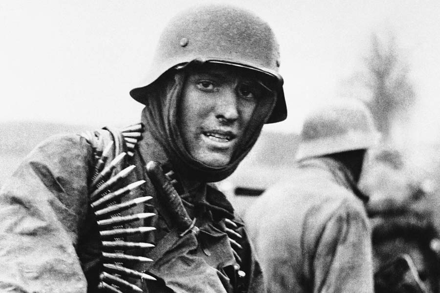 কিন্তু, ১৯৯১ সালে সাবেক সোভিয়েত রাশিয়ার পতন হলে জন্ম হয় ১৫টি নতুন রাষ্ট্রের। পূর্ব ইউরোপ থেকে শুরু করে এশিয়া মাইনর পর্যন্ত ছড়িয়ে রয়েছে সেই সমস্ত দেশ। অন্য দিকে, ১৯৯০ সালে দু’টি অংশ জুড়ে গিয়ে ফের আত্মপ্রকাশ করে অবিভক্ত জার্মানি। ফলে আবারও রাজনৈতিক চালচিত্র বদলায় ইউরোপের।