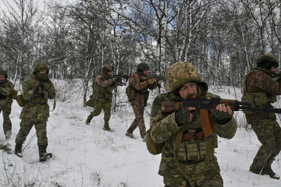 আজ়ারবাইজানের মূল ভূখণ্ড থেকে আলাদা আর্মেনিয়া সংলগ্ন এই নাখচিভানেও রয়েছে নাগোর্নো-কারাবাখের মতোই স্বশাসিত সরকার। ২০২০ সালের যুদ্ধের প্রতিশোধ নিতে সেখানে যখন-তখন হামলা চালাতে পারে আর্মেনিয়া। এই আশঙ্কা করেই নাখচিভান পর্যন্ত রেললাইন নিয়ে যাওয়ার পরিকল্পনা করছে বাকু। লাইন অবশ্য আর্মেনীয় ভূখণ্ডের উপর দিয়েই নিয়ে যেতে হবে। ফলে যে কোনও সময়ে বাধতে পারে যুদ্ধ।