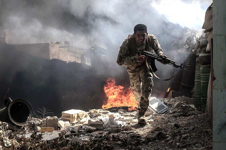 সিরিয়ায় লম্বা সময় ধরে চলেছে গৃহযুদ্ধ। বাশার সরকারের পতনে সেই লড়াই থামলেও দেশ বিভাজনের প্রবল আশঙ্কার কথা বলেছেন প্রতিরক্ষা বিশেষজ্ঞেরা। কারণ, সিরিয়ার একাংশ এখনও রয়েছে কুর্দ বিদ্রোহীদের কব্জায়। সেখানে একরকম স্বাধীন সরকারই চালাচ্ছেন তাঁরা। কিছু অংশ আবার তুরস্ক মদতপুষ্ট বিদ্রোহীরা দখল করে রেখেছেন। সেই ভূখণ্ড আঙ্কারার সঙ্গে মিশে যাওয়ার সম্ভাবনা রয়েছে।