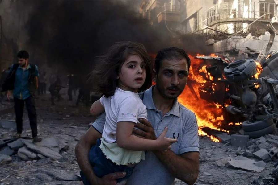 সিরিয়ার রাজধানী দামাস্কাসের থেকে গোলান মালভূমির (গোলান হাইট্স নামে পরিচিত) দূরত্ব মেরেকেটে ৬০ থেকে ৭০ কিলোমিটার। ওই মালভূমি এলাকাটি রয়েছে ইজ়রায়েলের কব্জায়। বিদ্রোহীদের হাতে আসাদ সরকারের পতন হতেই গোলান মালভূমির দিক থেকে সিরিয়ার জমি দখল করার নির্দেশ দেন ইজ়রায়েলি প্রধানমন্ত্রী বেঞ্জামিন নেতানিয়াহু। দামাস্কাস দখল হলে কলেবরে বৃদ্ধি পাবে ইহুদি রাষ্ট্র।