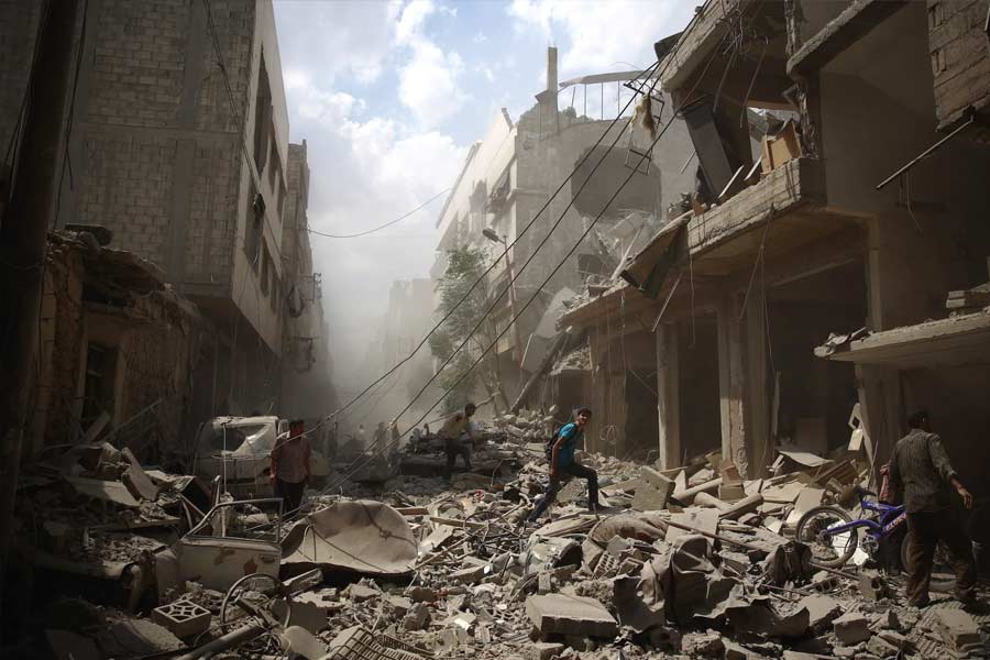 ১৯৭৪ সালের যুদ্ধবিরতি চুক্তির পর গোলান মালভূমিতে সিরিয়া ও ইজ়রায়েল সীমান্তে বাফার জ়োন তৈরি করা হয়। বাশার সরকারের পতনের পর সেই জায়গা চলে গিয়েছে ইজ়রায়েলি ডিফেন্স ফোর্সের (আইডিএফ) কব্জায়। কাতারের সংবাদ সংস্থা আল জ়াজিরার প্রতিবেদন অনুযায়ী, বাফার জ়োন পেরিয়ে সিরিয়ার ভিতরে ২৪ কিলোমিটার ঢুকে গিয়েছে ইহুদি ফৌজ।