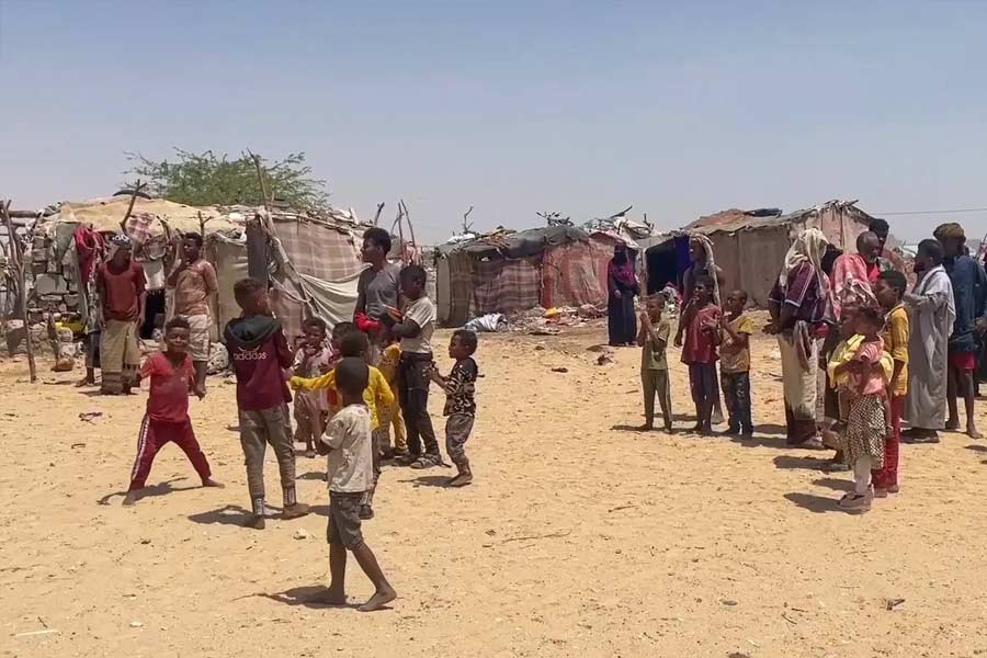 ১৯৬১ সালে একসঙ্গে স্বাধীনতা পায় ‘আফ্রিকার সিং’ (পড়ুন হর্ন অফ আফ্রিকা) এলাকার দু’টি দেশ। একটি হল, সোমালিল্যান্ড এবং অপরটি সোমালিয়া। কিছু দিনের সঙ্গেই একসঙ্গে জুড়ে যায় তারা। কিন্তু, ১৯৯১ সাল থেকে পৃথক জাতিগোষ্ঠীর কারণে দুই এলাকার মধ্যে শুরু হয় মতবিরোধ। সেই থেকে সোমালিয়া থেকে আলাদা হয়ে স্বাধীন রাষ্ট্র হিসাবে আত্মপ্রকাশ করার চেষ্টা চালাচ্ছে সোমালিল্যান্ড।