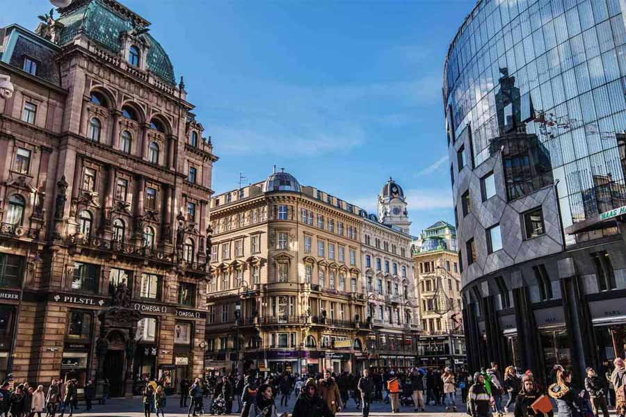 গত দু’-তিন দশকে ইউরোপেও তৈরি হয়েছে একাধিক দেশ। উদাহরণ হিসাবে চেকোস্লোভাকিয়া ও যুগোস্লাভিয়ার কথা বলা যেতে পারে। এগুলি ভেঙে তৈরি হয়েছে দুই থেকে তিনটি রাষ্ট্র। আগামী দিনে বিশ্ব মানচিত্র আরও বদলাবে বলে মনে করছেন আন্তর্জাতিক সম্পর্ক বিশেষজ্ঞেরা।