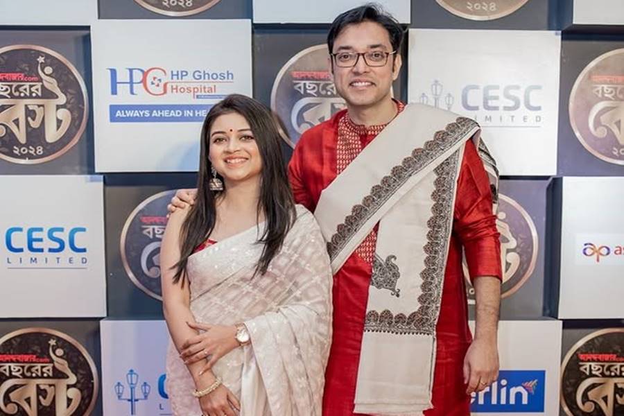 Singer Composer Anupam Roy Celebrating First Marriage Anniversary With Singer Prashmita Paul dgtl
