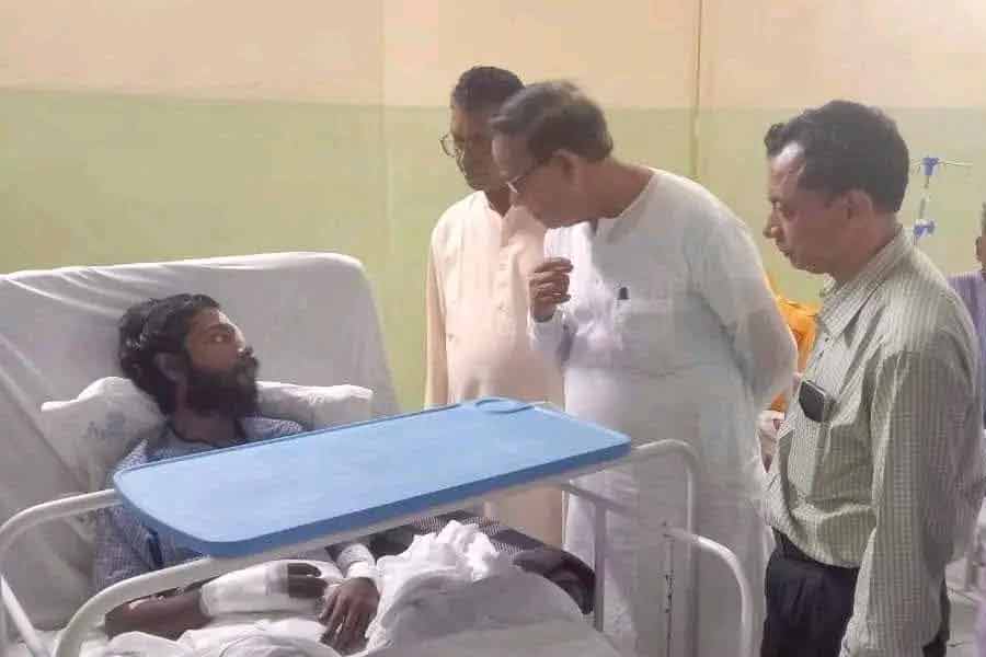 ইন্দ্রানুজ রায়কে দেখতে হাসপাতালে সিপিএম নেতা মহম্মদ সেলিম।