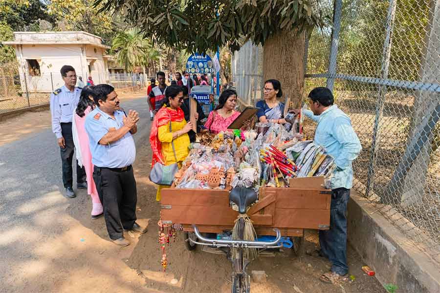 Security Guards of Visva Bharati University requested roadside shops and Totos to keep the Heritage area empty