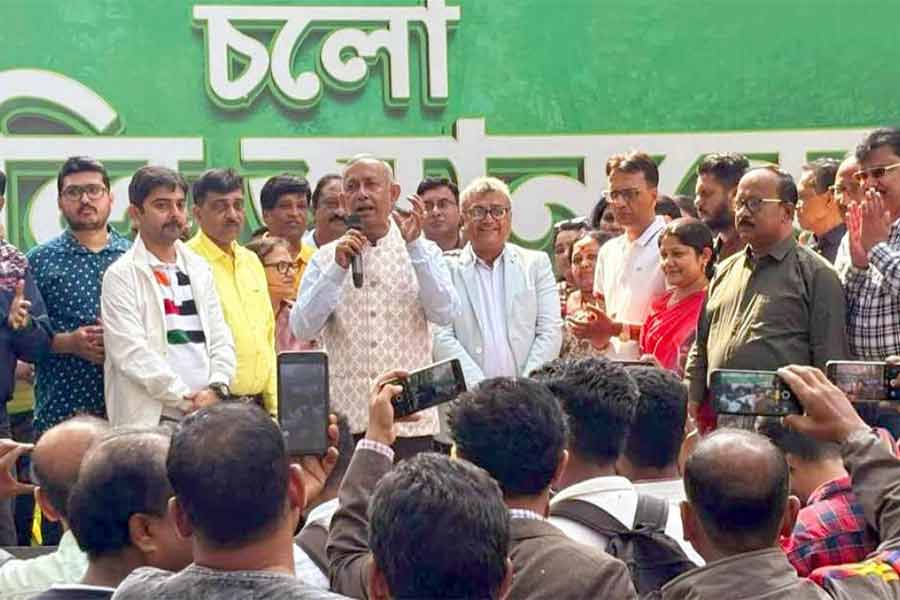 Siliguri Mayor Goutam Deb organized picnics with old and new leaders of TMC