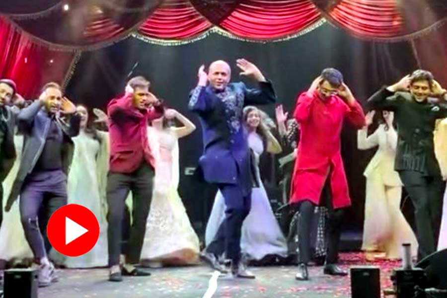 Bollywood filmmaker Ashutosh Gowariker dances on Aamir Khan’s Lagaan movie song at son’s wedding dgtl