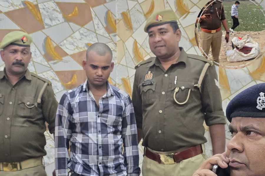অভিযুক্ত যুবককে (সাদা-কালো চেক জামা পরা) গ্রেফতার করেছে পুলিশ।