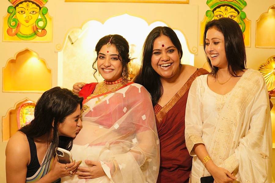 মানসীকে ঘিরে সহ অভিনেত্রী অরিজিতা মুখোপাধ্যায়, পল্লবী শর্মা।