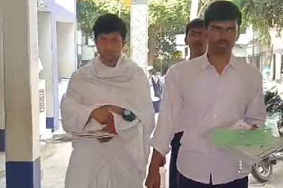 বাবার অন্তিম সৎকার সেরে পরীক্ষার হলে স্বর্ণাভ চট্টোপাধ্যায়।