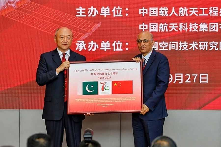 ‘চায়না ম্যান্‌ড স্পেস এজেন্সি’-র এক আধিকারিক বলেছেন, ‘‘আমাদের লক্ষ্য মহাকাশ গবেষণার ক্ষেত্রে উন্নয়নশীল দেশগুলিকে উপরের দিকে তুলে আনা। আন্তর্জাতিক দায়বদ্ধতা থেকেই এই কাজ করবে বেজিং। সেই লক্ষ্যেই আমরা পাকিস্তানের সঙ্গে চুক্তিতে আবদ্ধ হয়েছি।’’