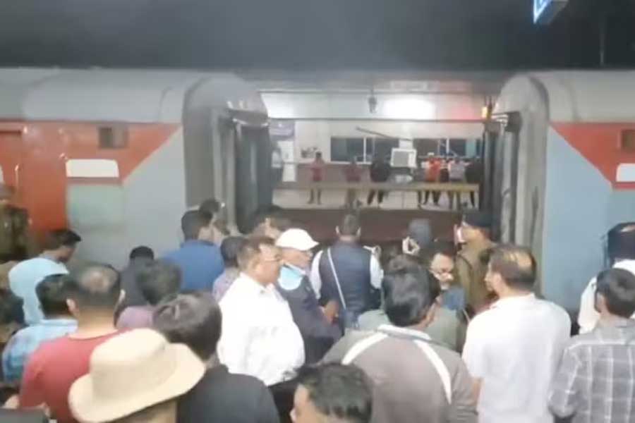 ট্রেনের ভাঙা কাপলিং ঠিক করা হচ্ছে। ছবি: সংগৃহীত।